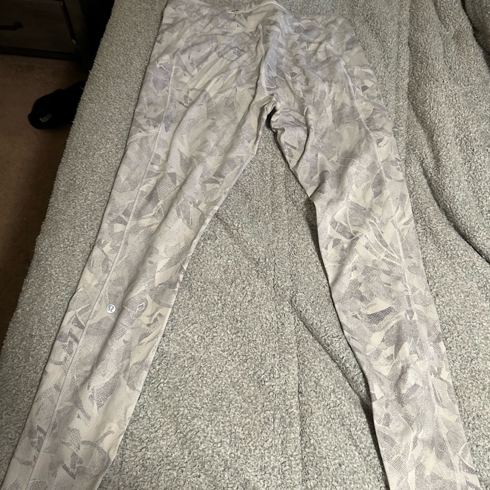 Lululemon Size 10 Euc Patterned Gray Leggings - image 2
